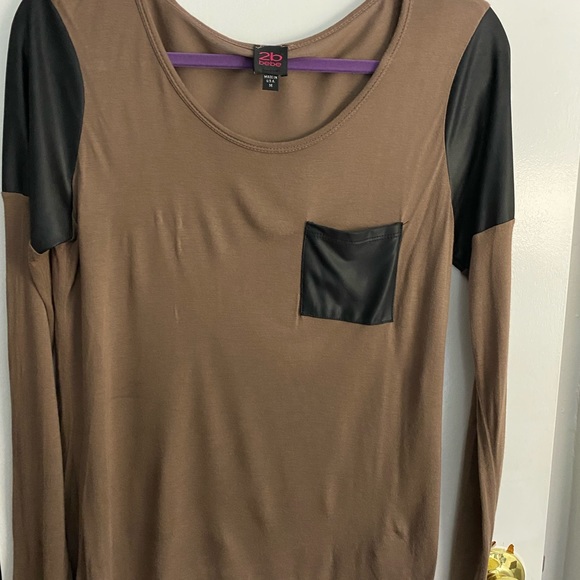 Bebe top with leather patch sleeves - Picture 2 of 3